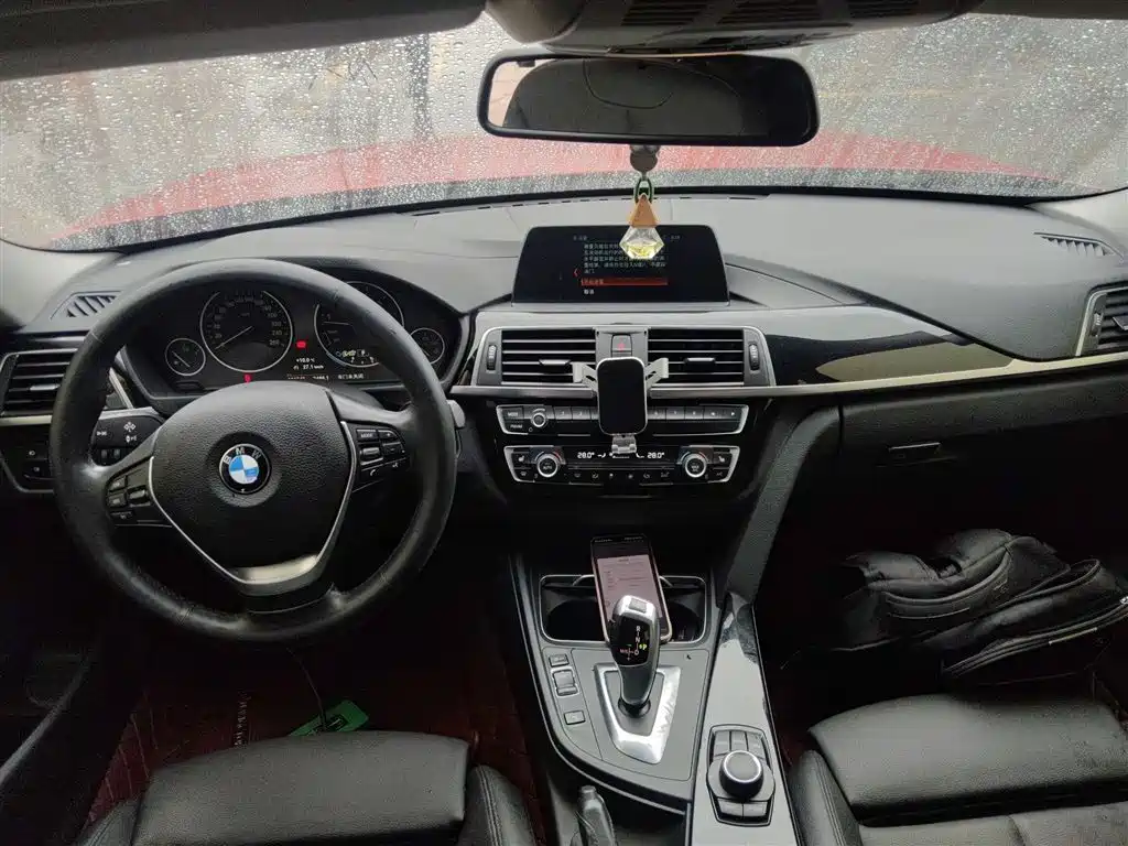 BMW 3 Series 2018 — фото 10