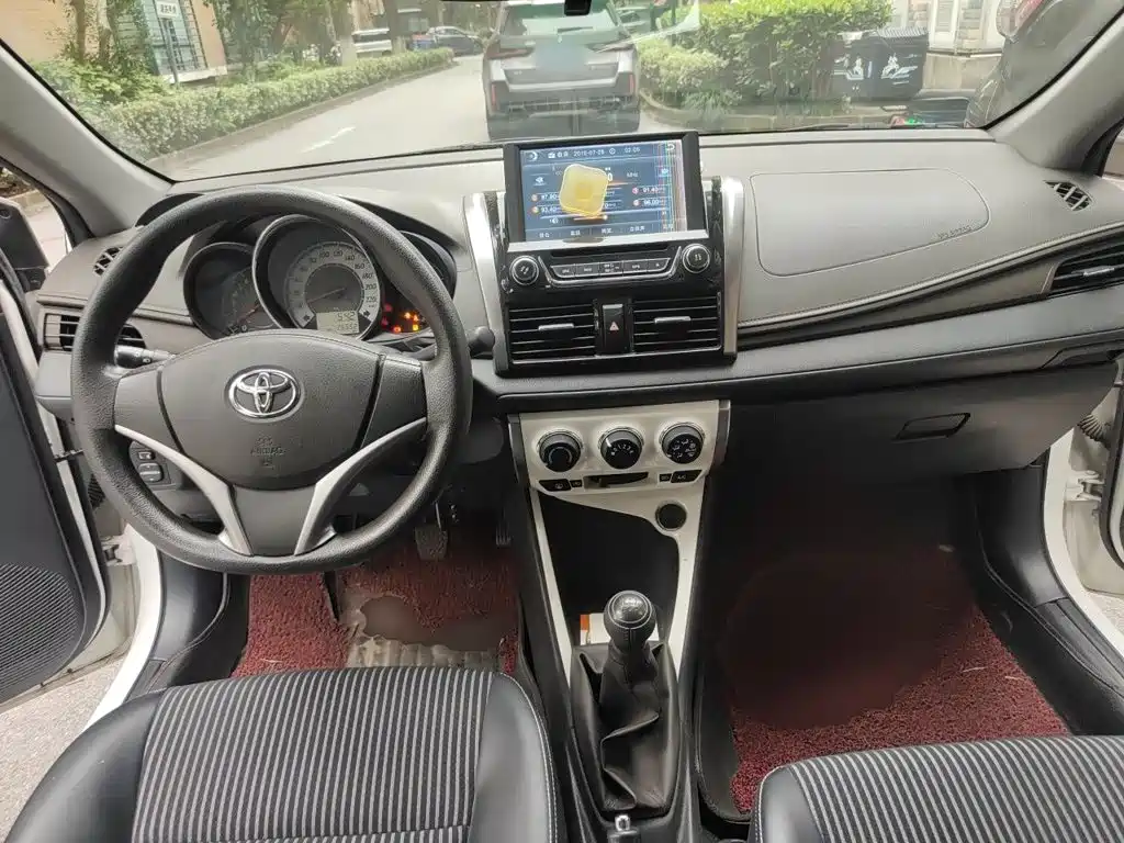 Toyota Yaris L 2015