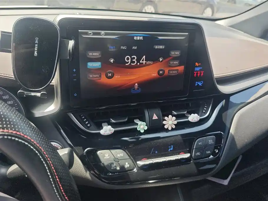 Toyota C-HR 2018 — фото 13