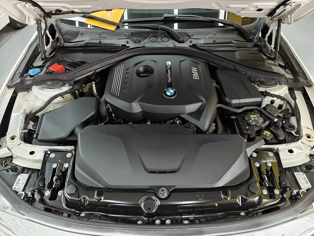 BMW 3 Series 2018 — фото 12