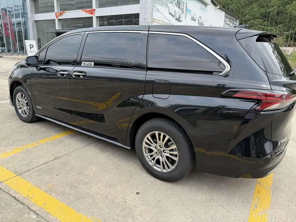 Toyota Sienna 2023 — фото 2