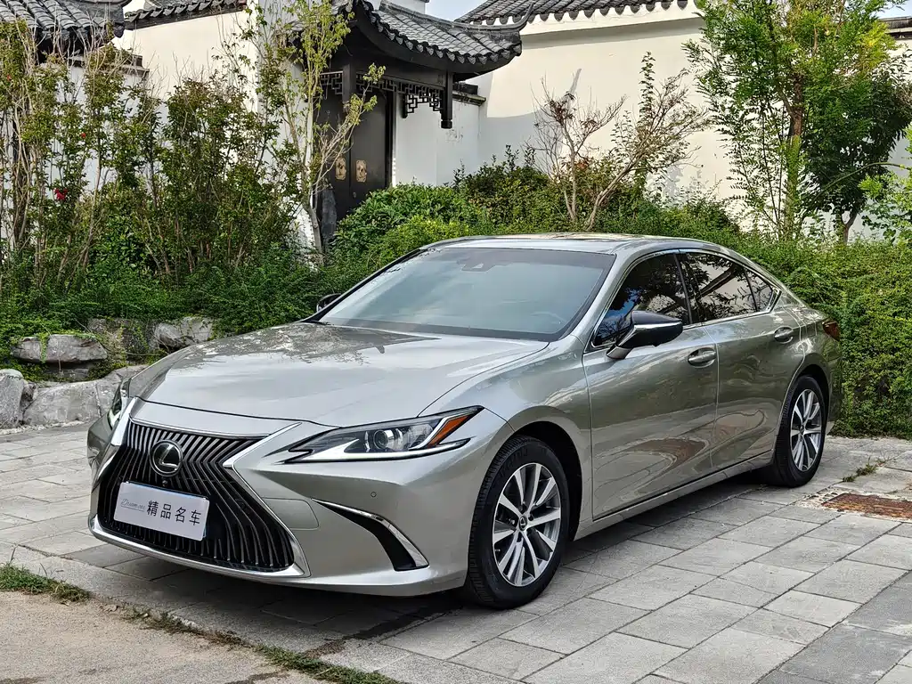 Lexus ES 2019 — фото 1