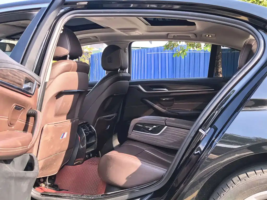 BMW 5 Series 2019 — фото 11