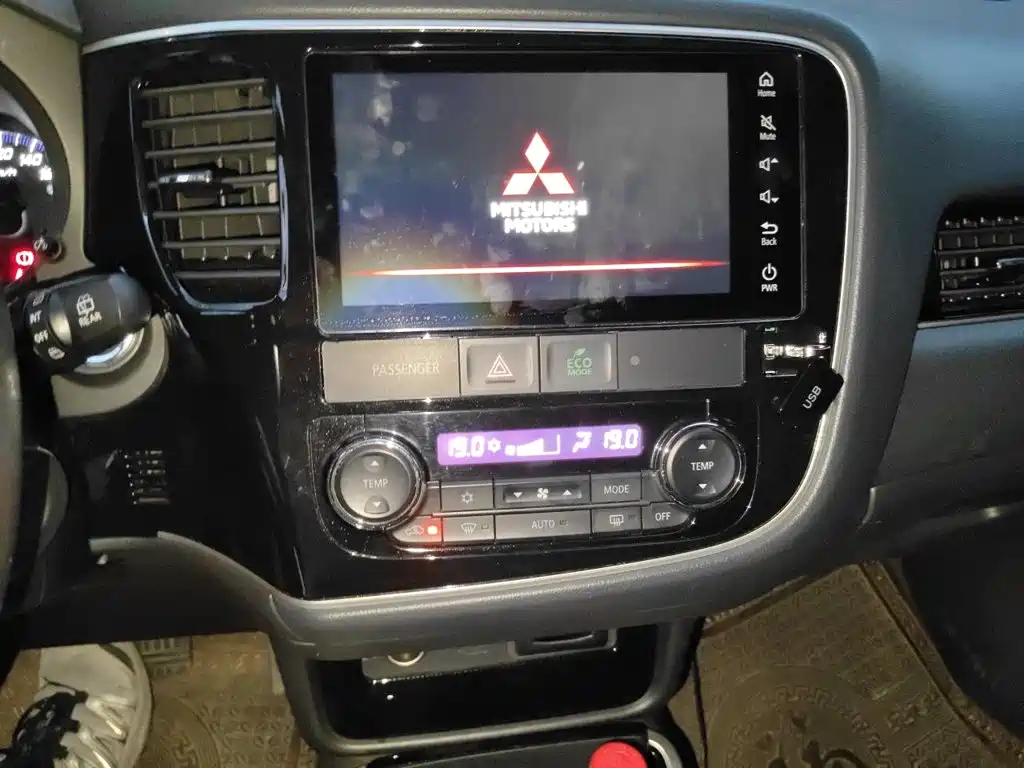 Mitsubishi Outlander 2022 — фото 10