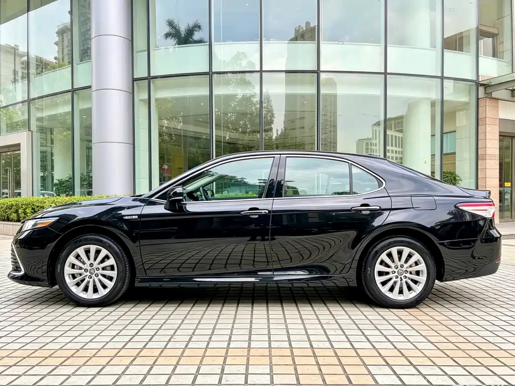 Toyota Camry 2022 — фото 3
