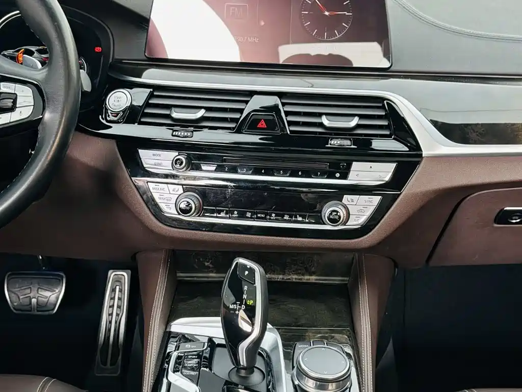 BMW 5 Series 2018 — фото 17