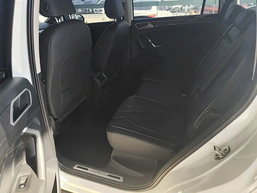 Volkswagen Tiguan L 2023 — фото 17