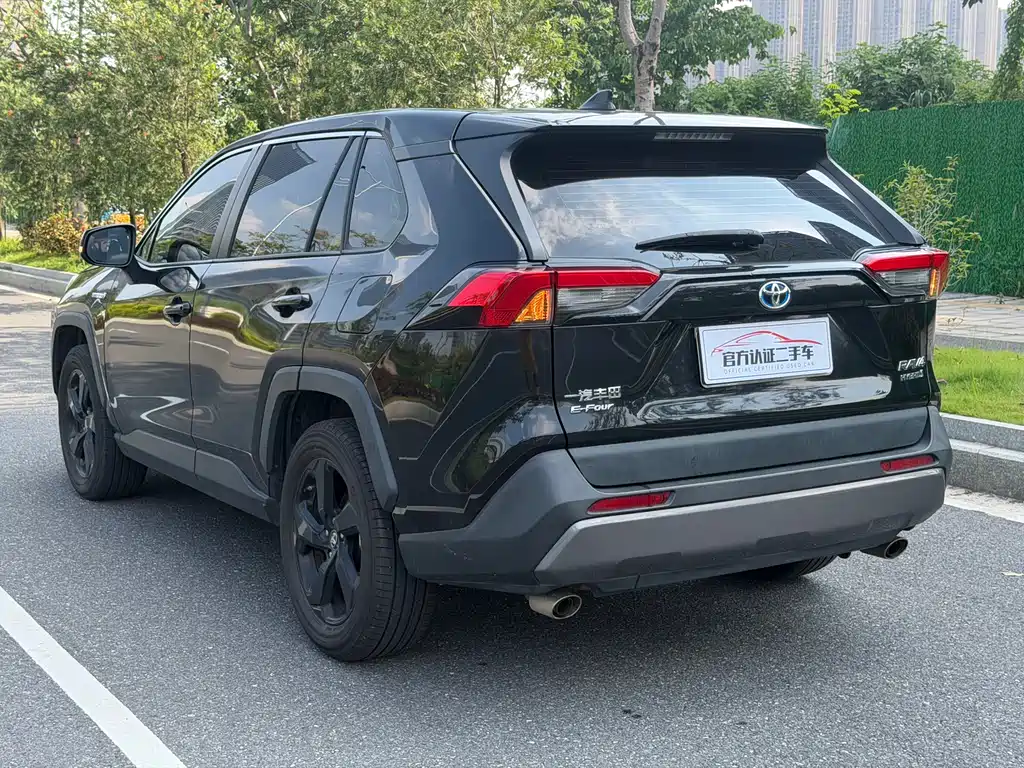 Toyota RAV4 2021 — фото 17