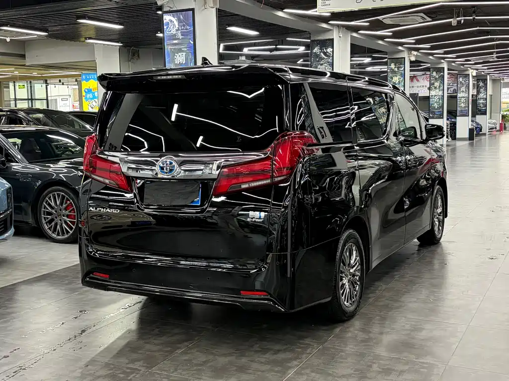 Toyota Alphard 2022 — фото 18