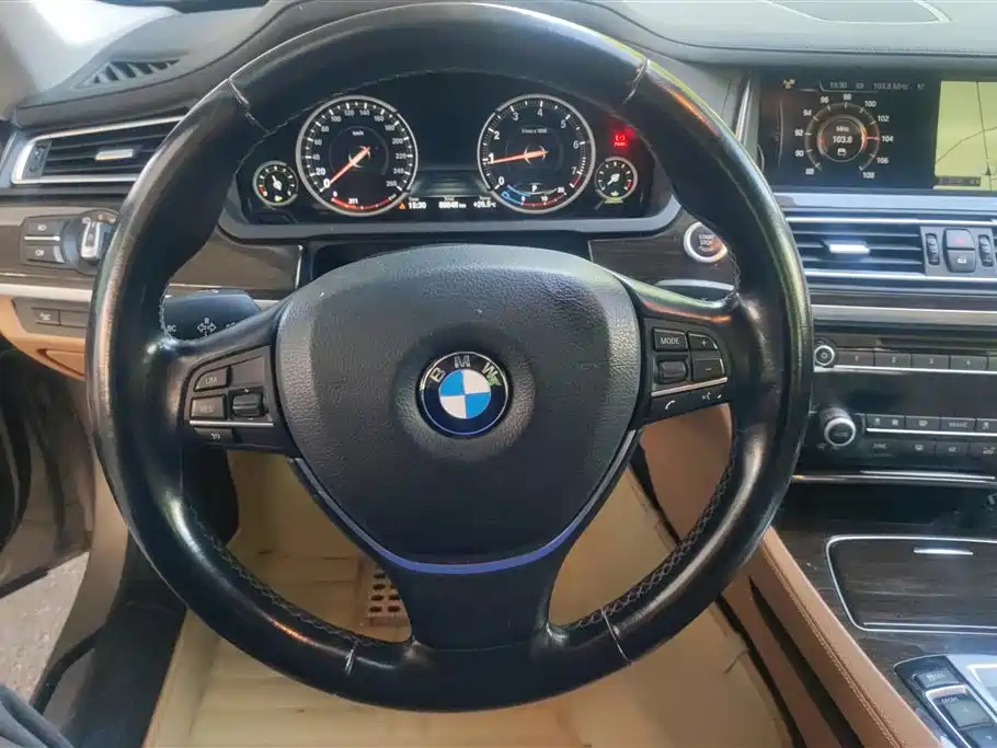 BMW 7 Series 2014 — фото 15