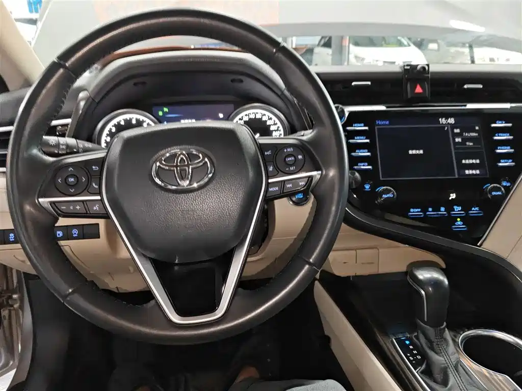 Toyota Camry 2018 — фото 10