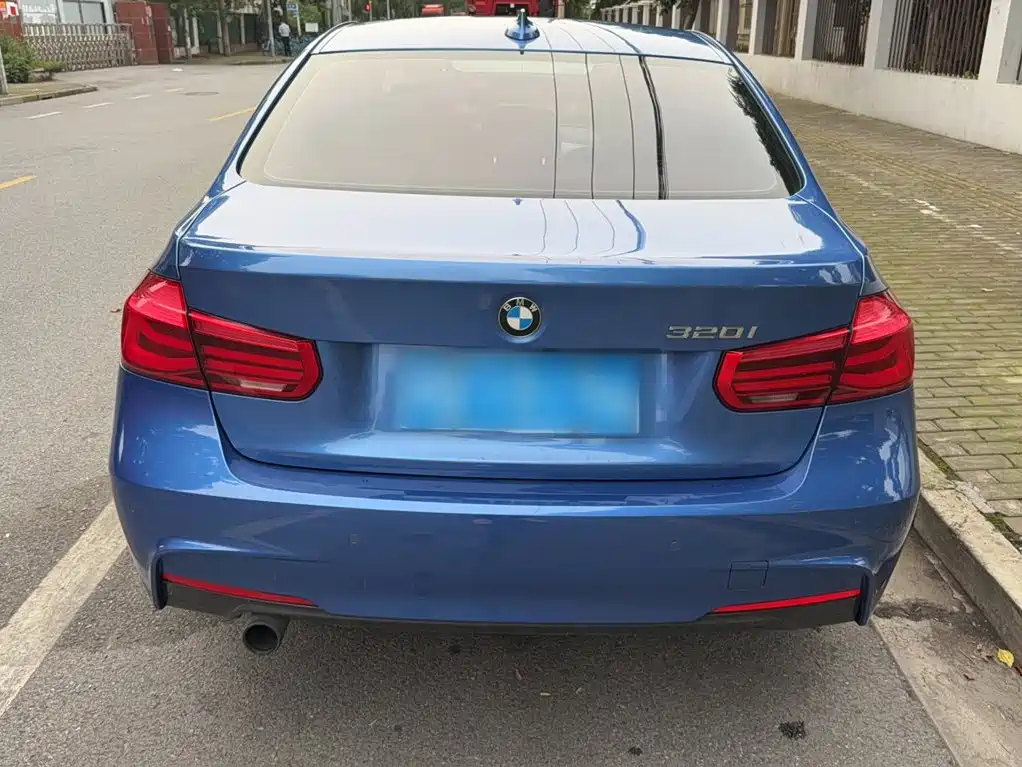 BMW 3 Series 2018 — фото 13