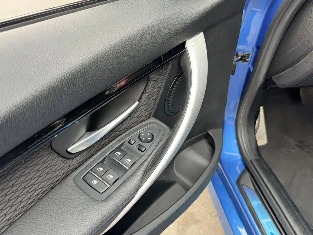 BMW 3 Series 2018 — фото 17