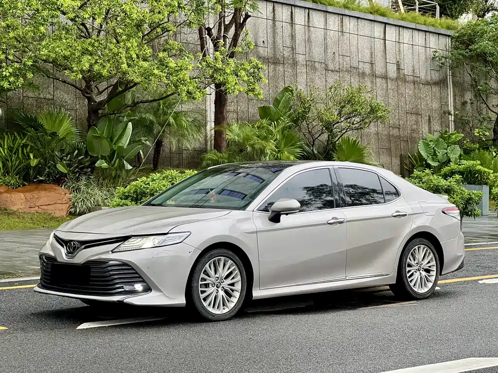 Toyota Camry 2019 — фото 1