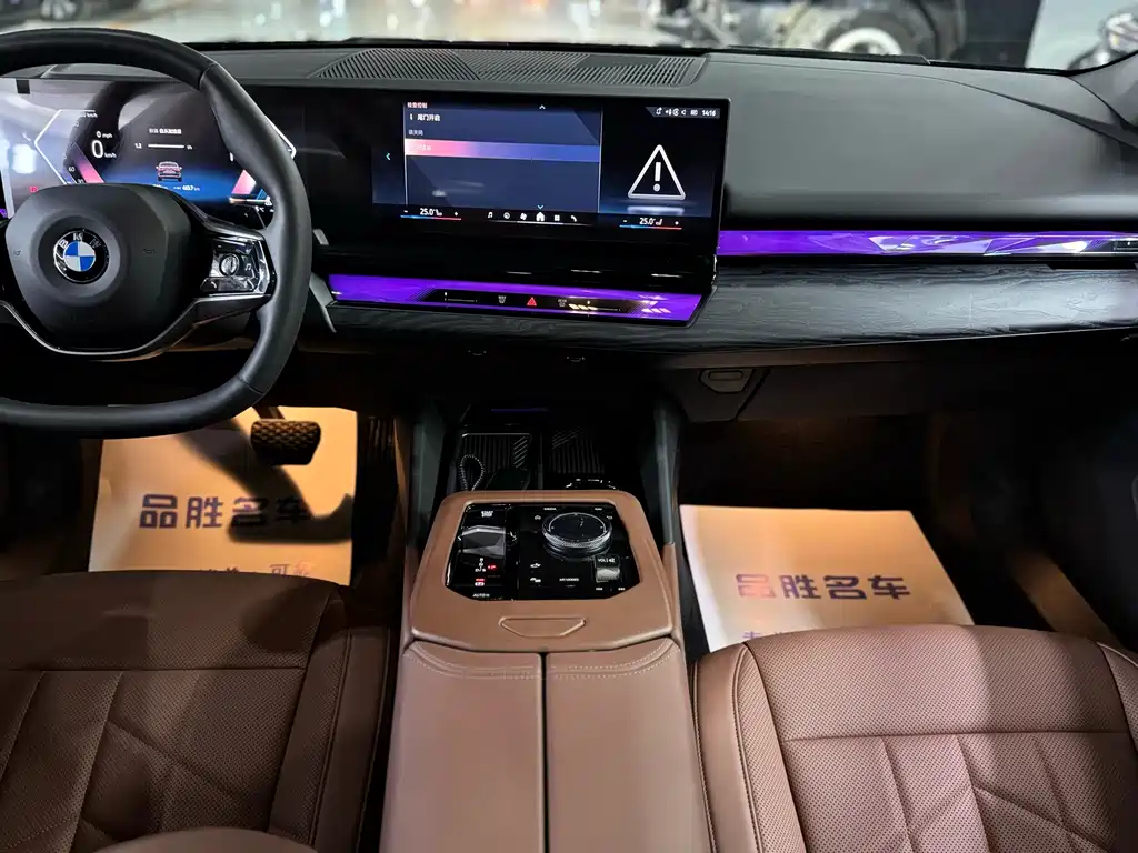 BMW 5 Series 2025 — фото 11