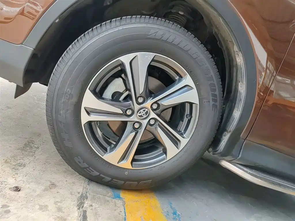 Toyota RAV4 2015 — фото 23