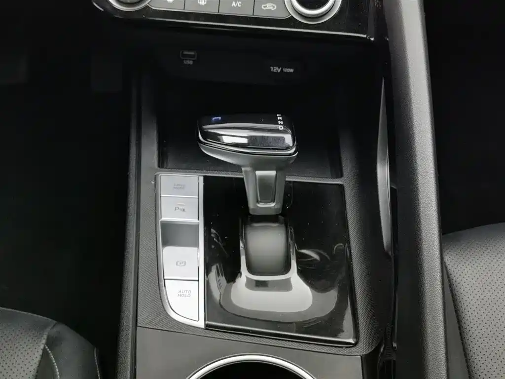 Hyundai Elantra 2023 — фото 13