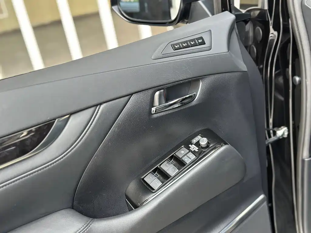 Toyota Vellfire 2022 — фото 9