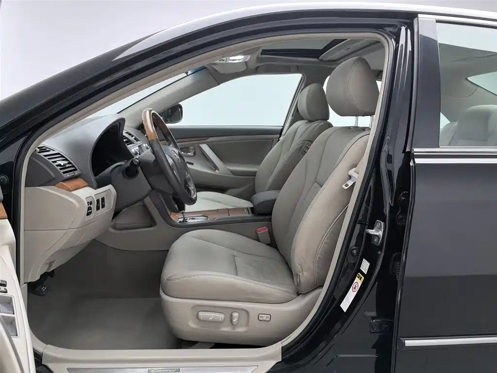 Toyota Camry 2010 — фото 10