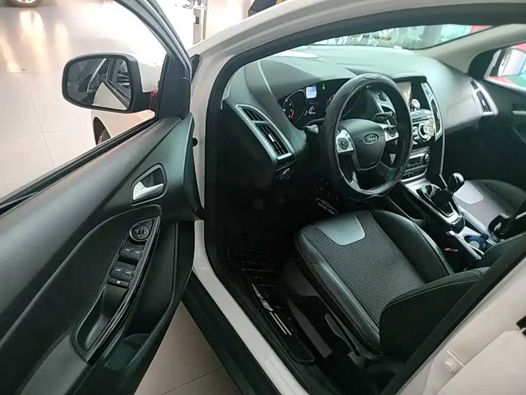 Ford Focus 2015 — фото 16