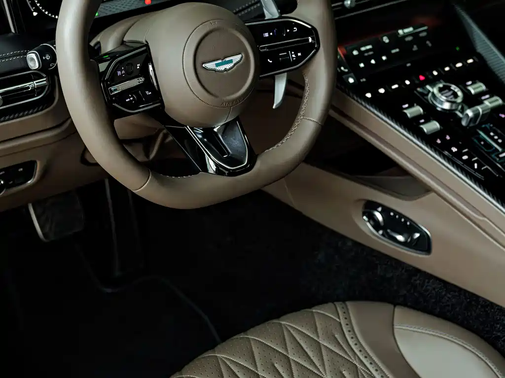 Aston Martin DB12 — фото 8