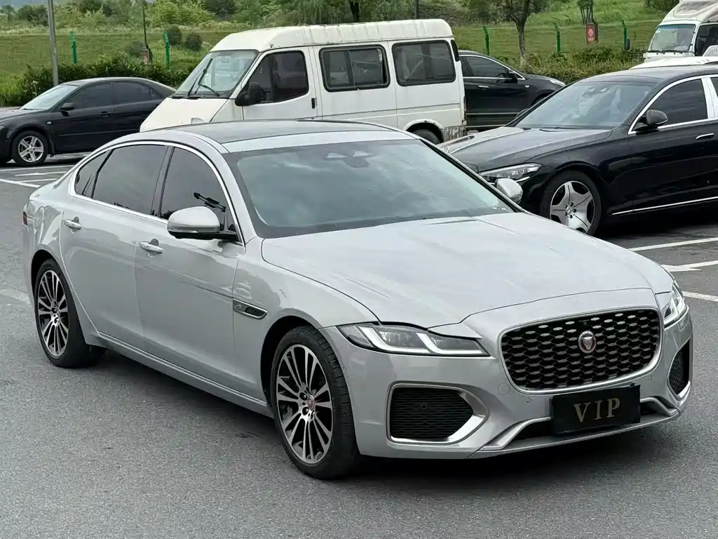 Jaguar XFL 2025 — фото 3