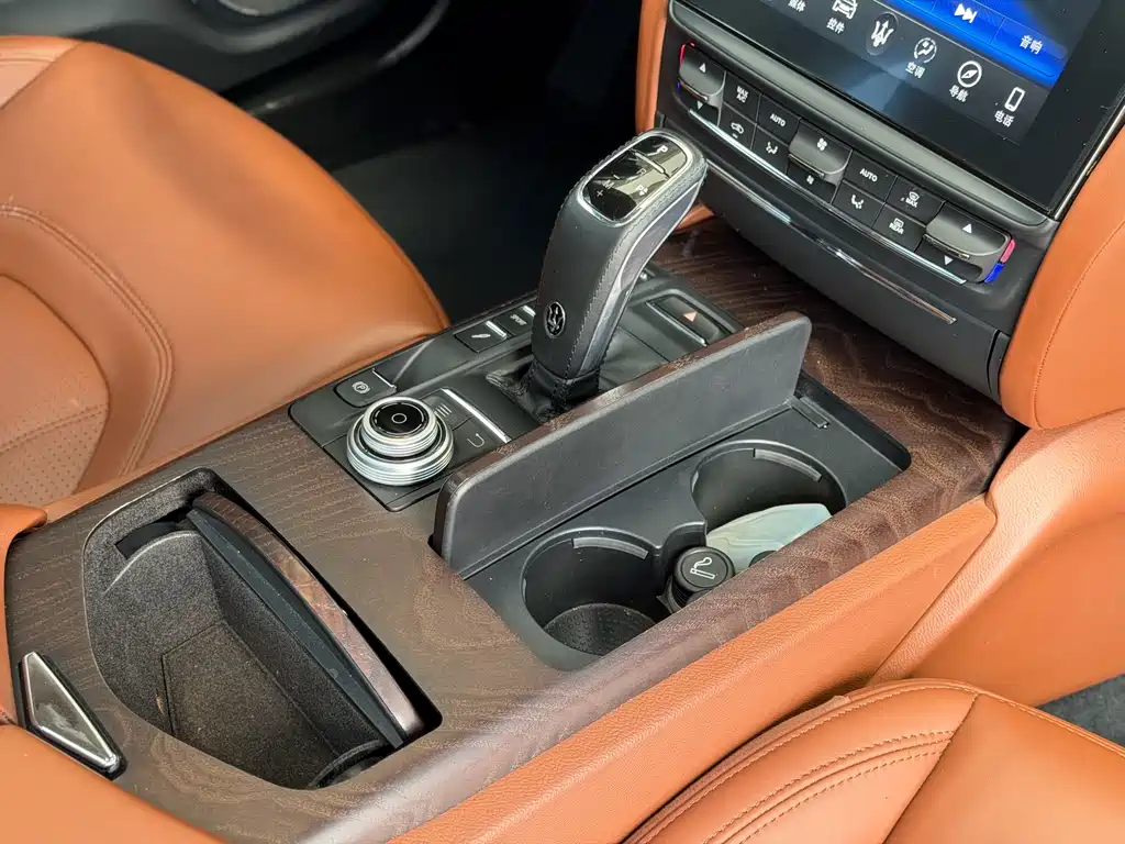 Maserati Quattroporte 2020 — фото 13
