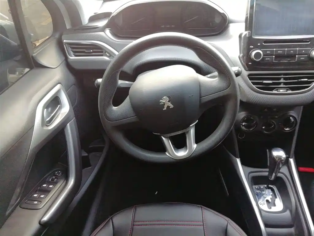 Peugeot 2008 2016 — фото 11