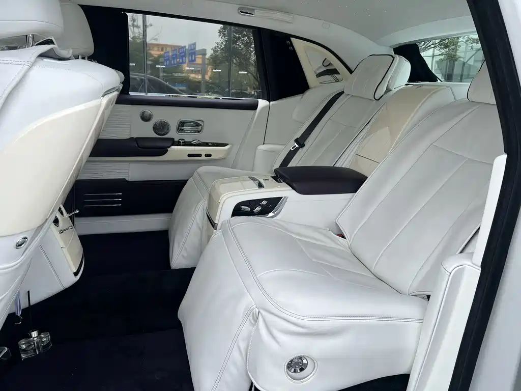 Rolls-Royce Phantom 2019 — фото 11