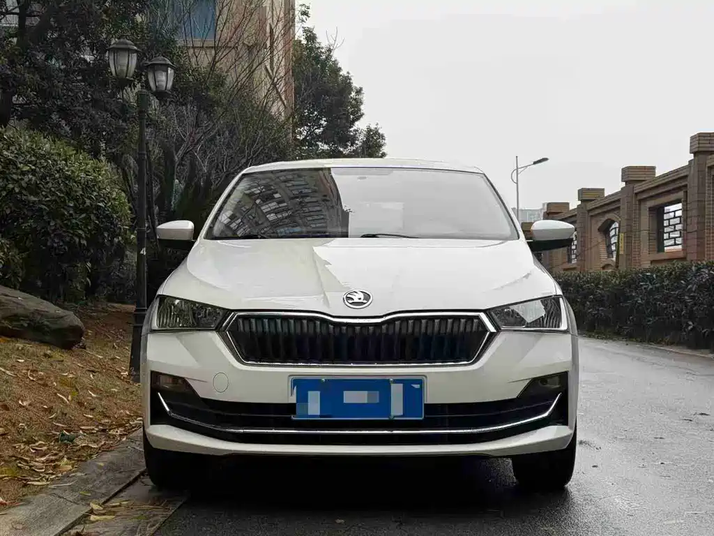 Skoda Rapid Spaceback 2021 — фото 2