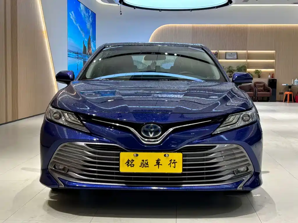 Toyota Camry 2018 — фото 2