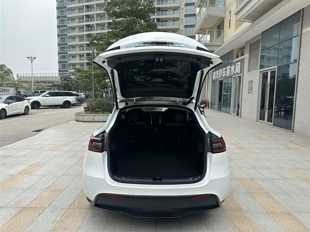 Tesla Model Y 2024 — фото 18
