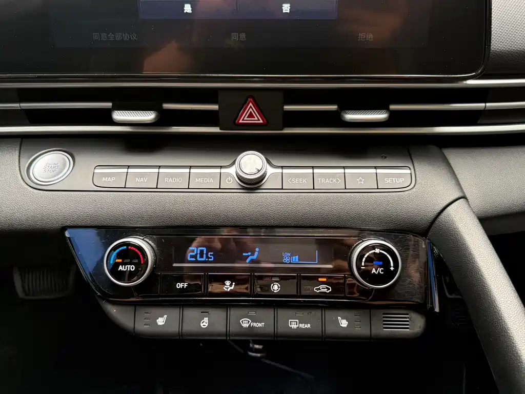 Hyundai Elantra 2023 — фото 14