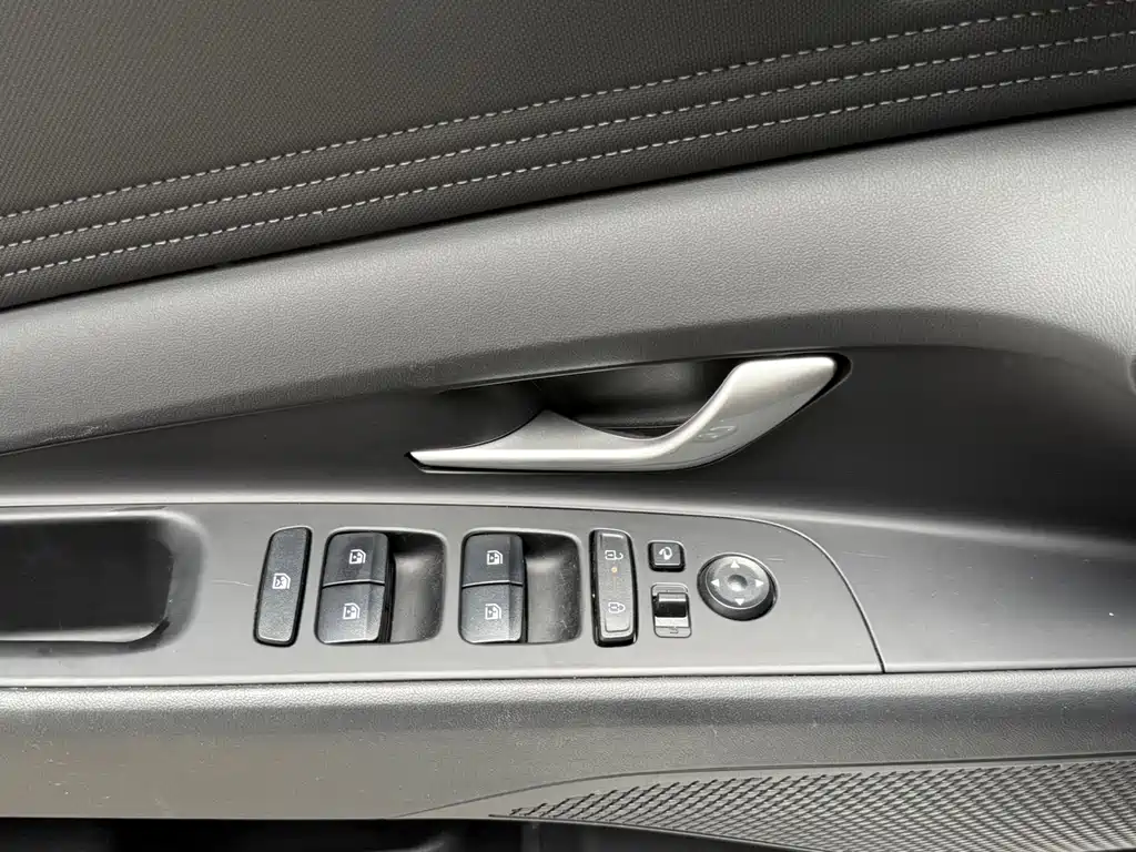 Hyundai Elantra 2023 — фото 17