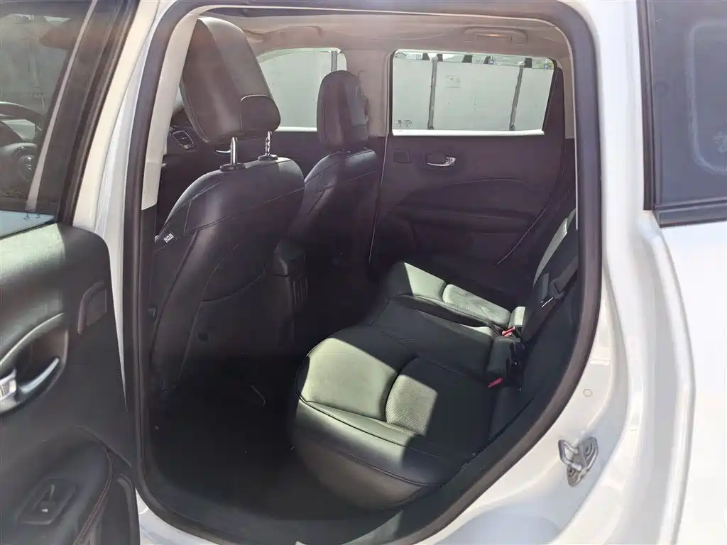 Jeep Compass 2017 — фото 14