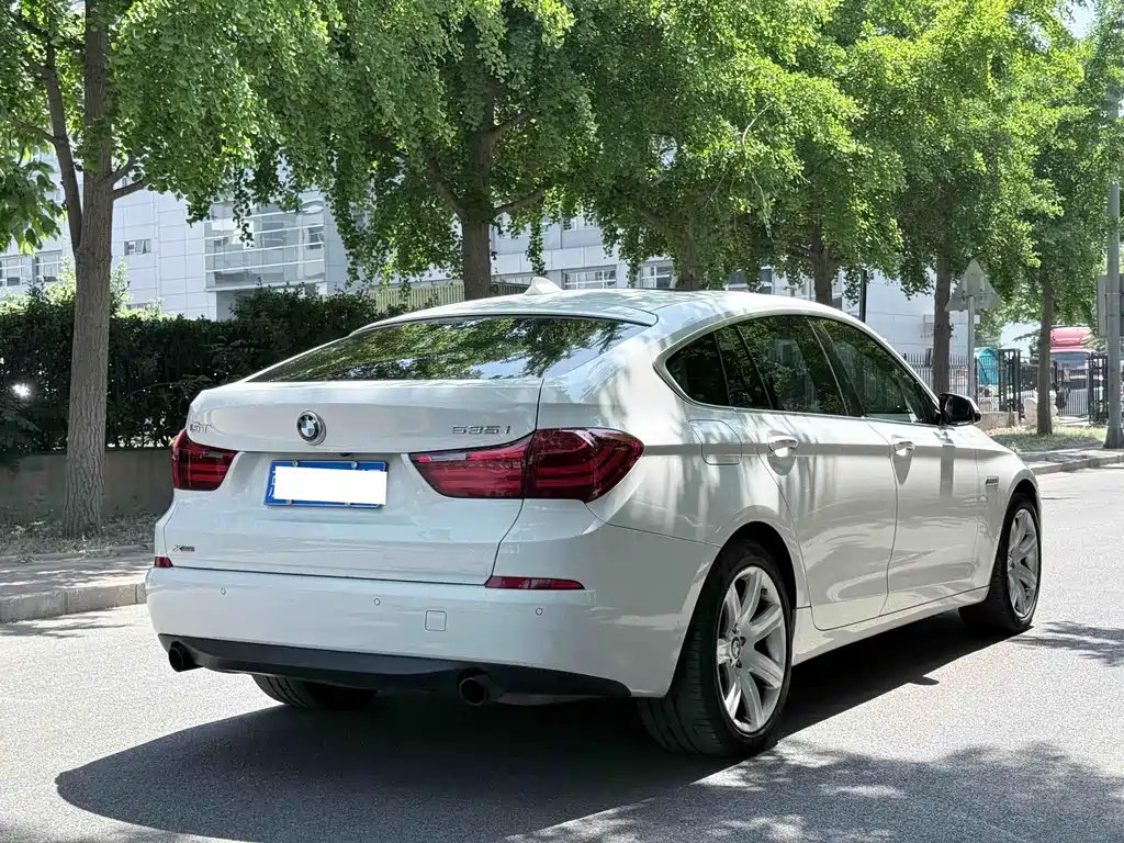 BMW 5 Series GT 2014 — фото 17