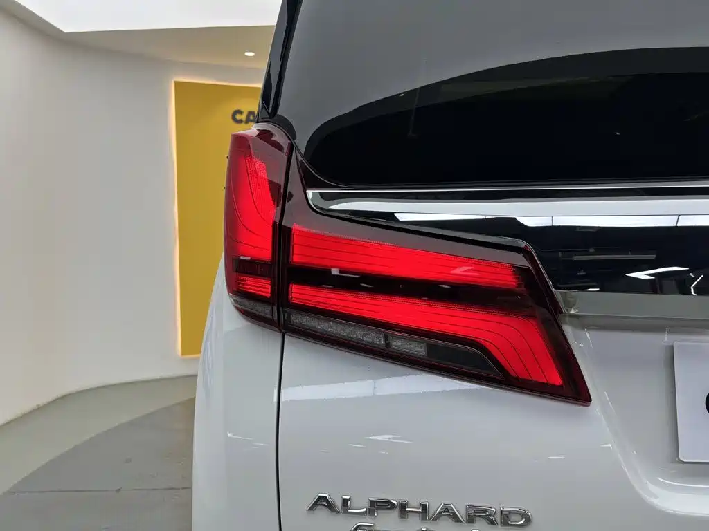 Toyota Alphard 2020 — фото 9