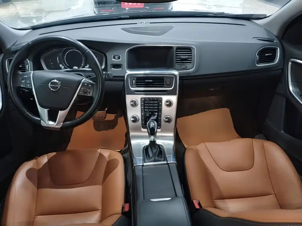 Volvo S60 2018 — фото 10