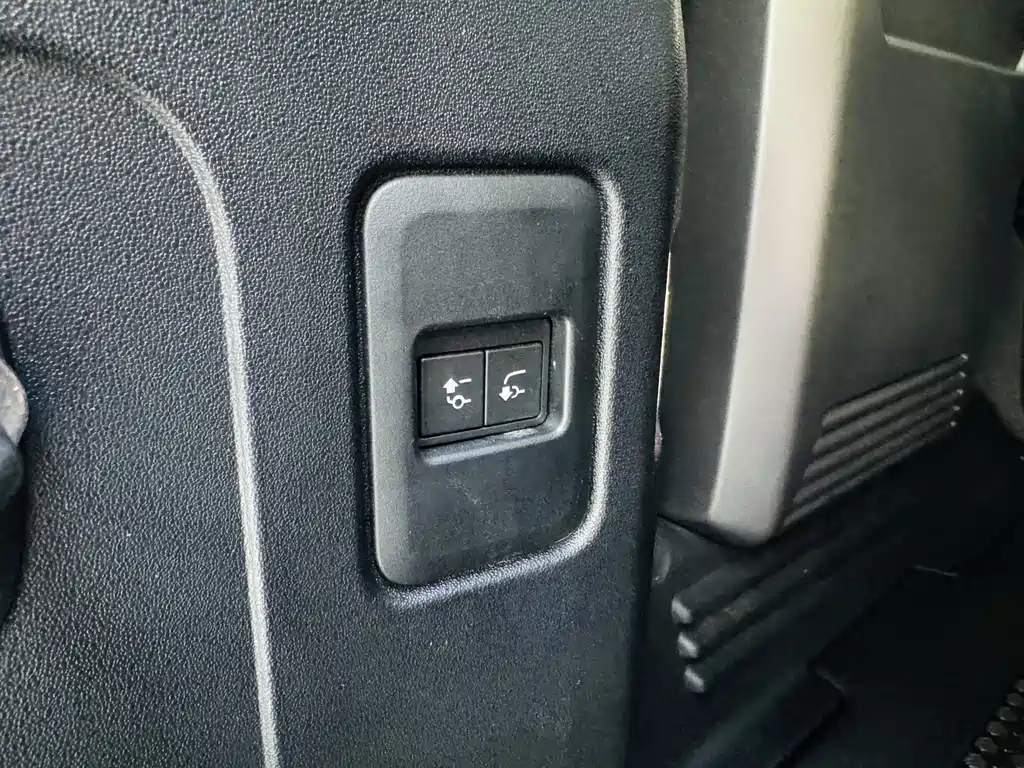 Land Rover Defender 2022 — фото 17