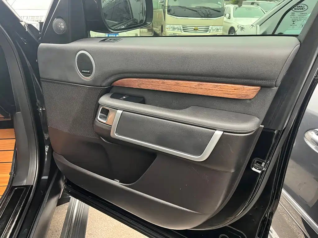 Land Rover Discovery 2018 — фото 29