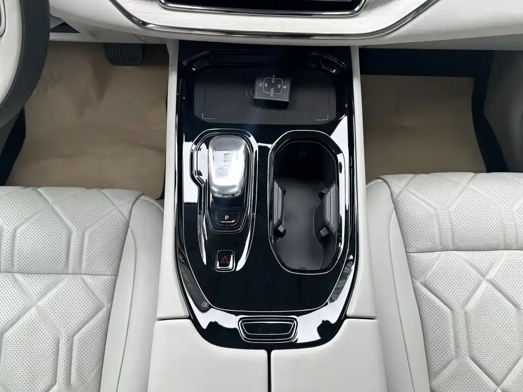 Volvo EM90 2024 — фото 13