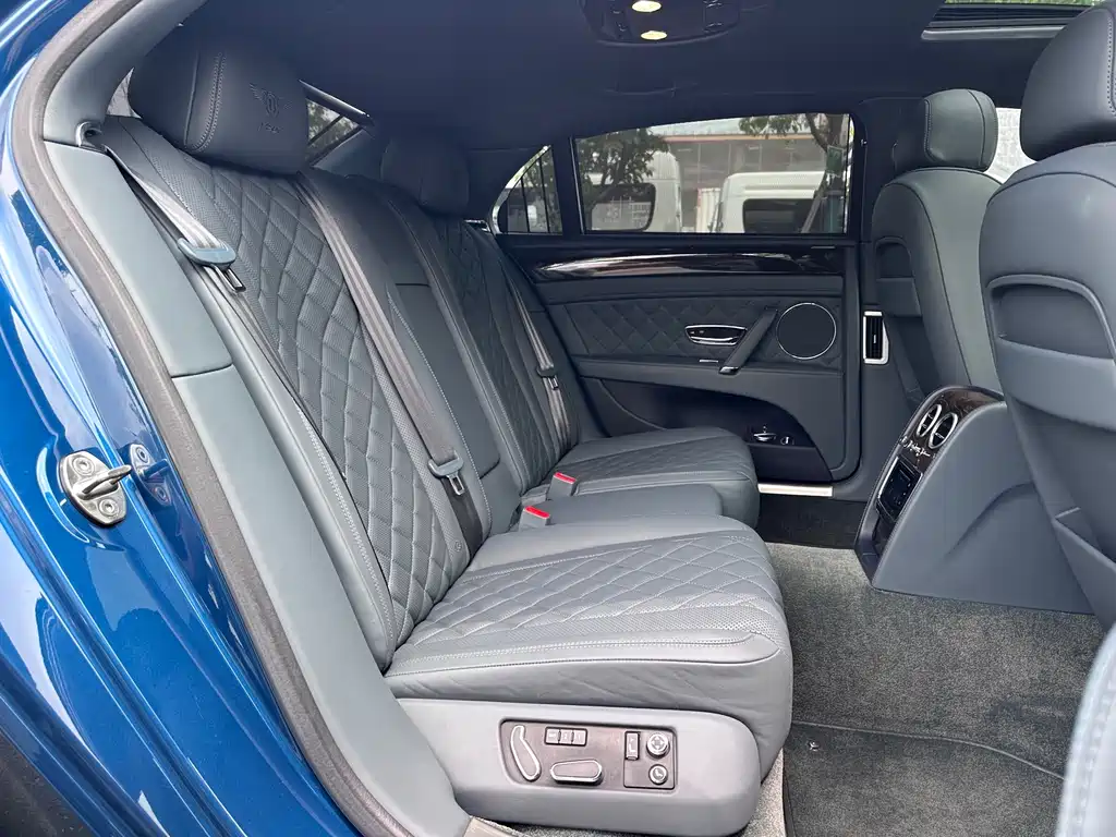 Bentley Flying Spur 2018 — фото 25