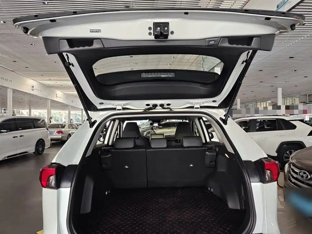 Toyota RAV4 2022 — фото 19