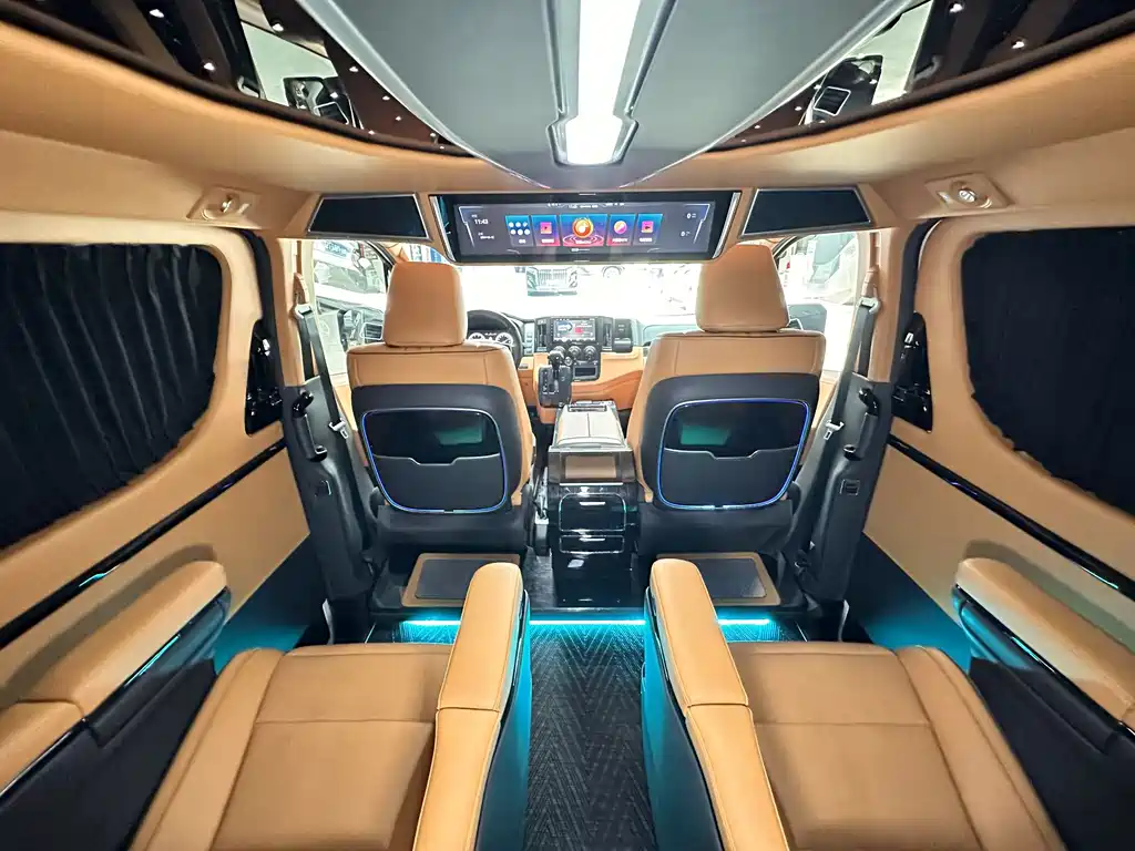 Toyota Hiace 2023 — фото 12