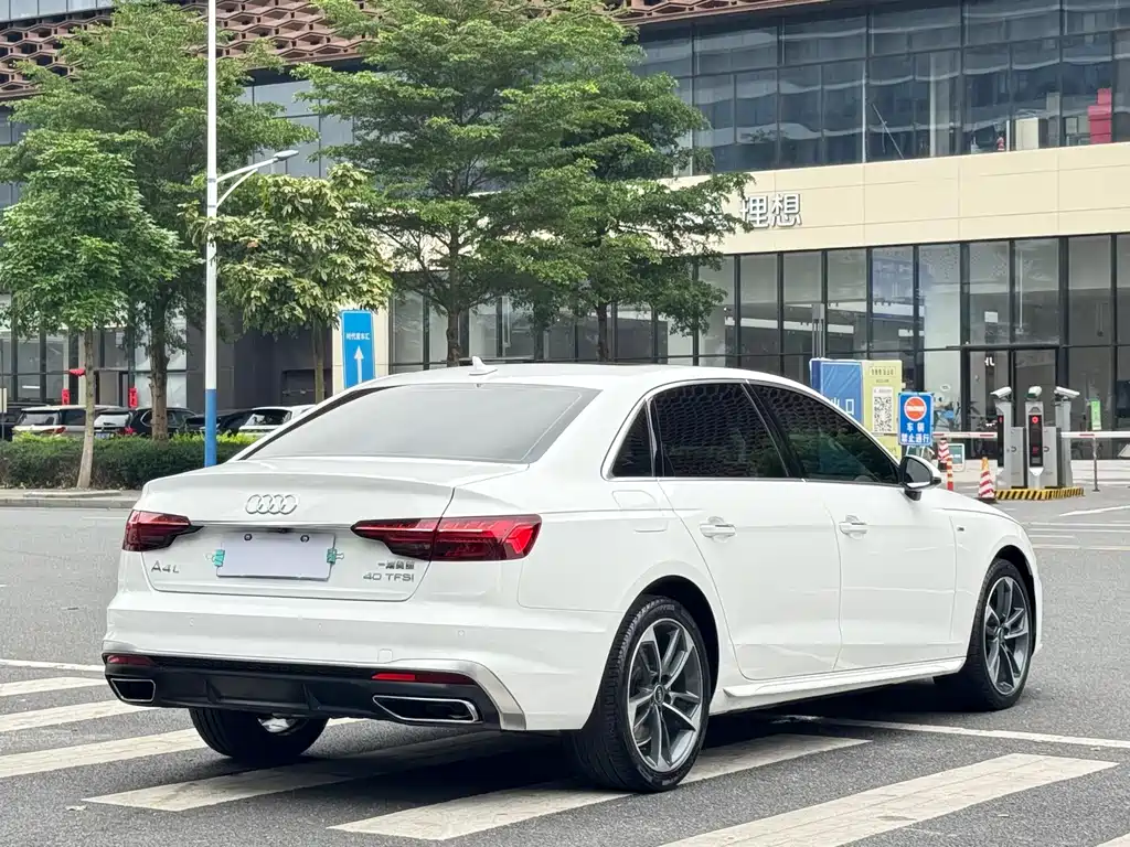 Audi A4L 2022 — фото 33