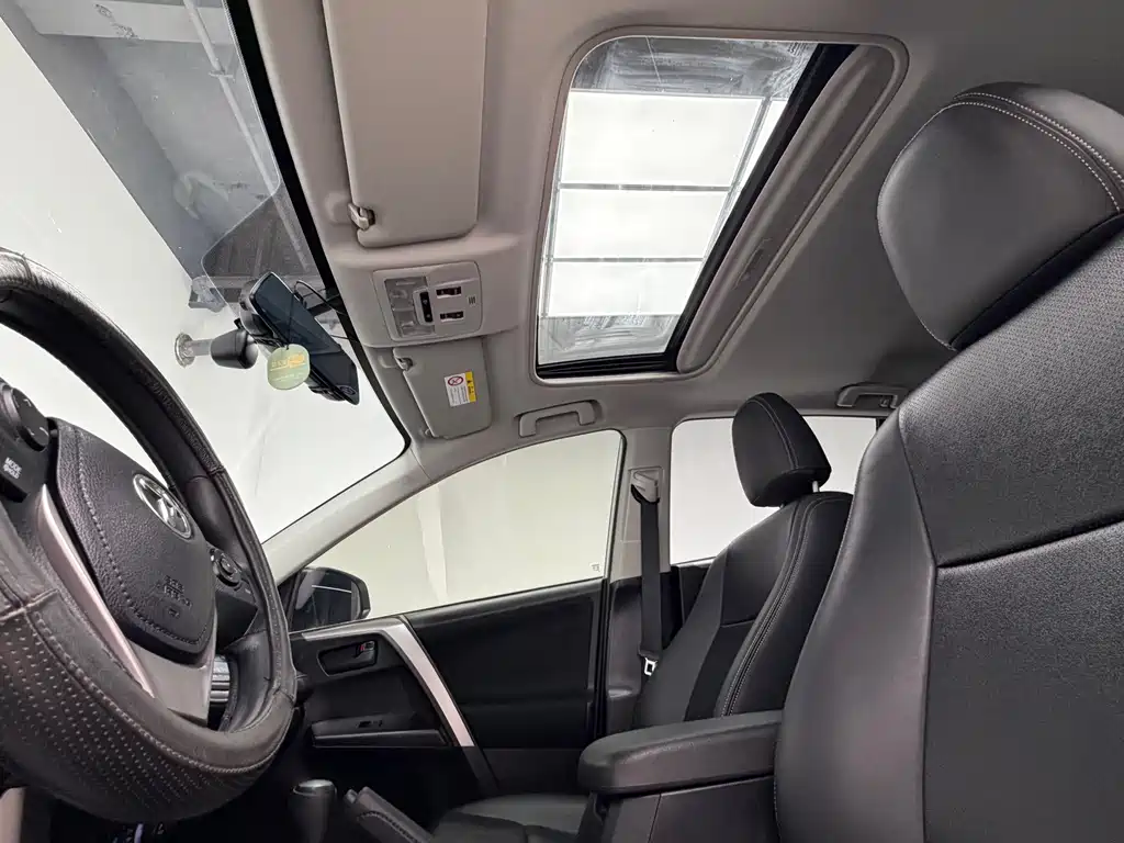 Toyota RAV4 2019 — фото 12