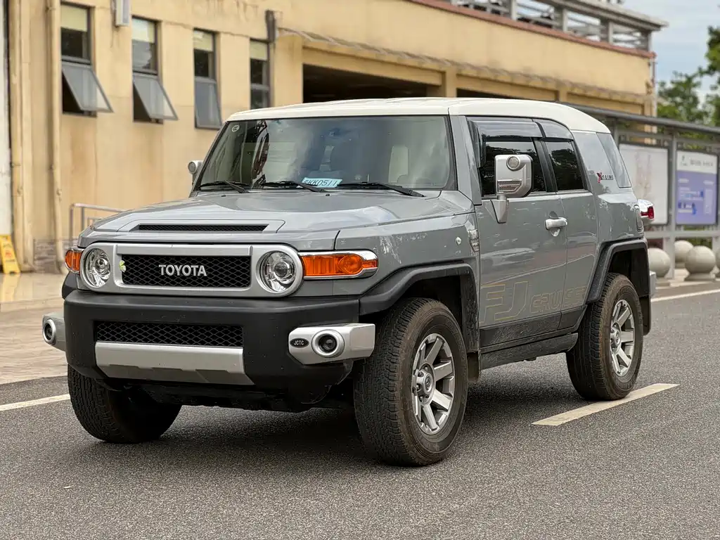 Toyota FJ Cruiser 2024 — фото 1
