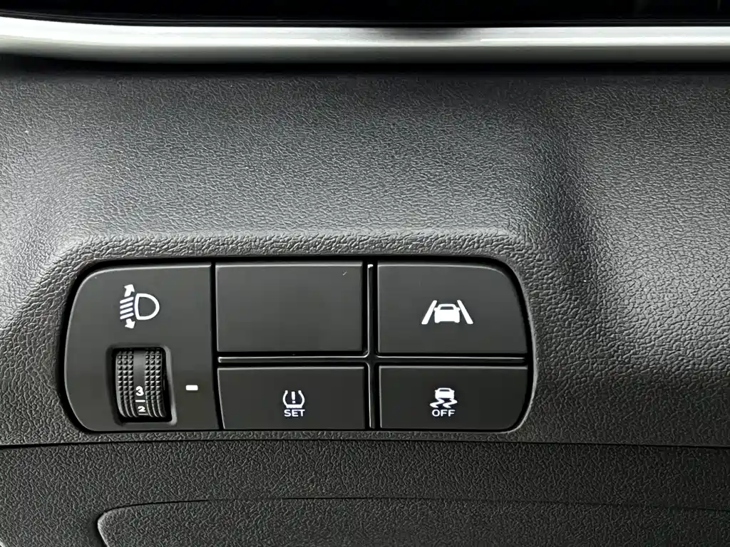 Hyundai Elantra 2023 — фото 12