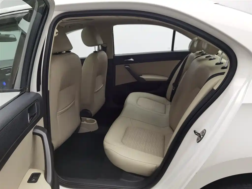 Skoda Rapid 2014 — фото 15