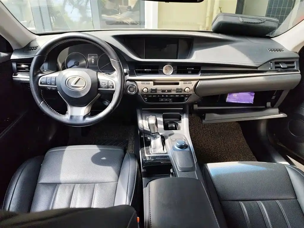 Lexus ES 2017 — фото 13